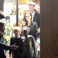  Angelina Jolie fait du shopping avec ses enfants. On la voit avec Zahara et Shiloh le 7 janvier 2015 &agrave; Rome 