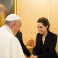 Le Pape François rencontrant Angelina Jolie durant une visite privée au Vatican le 8 janvier 2015