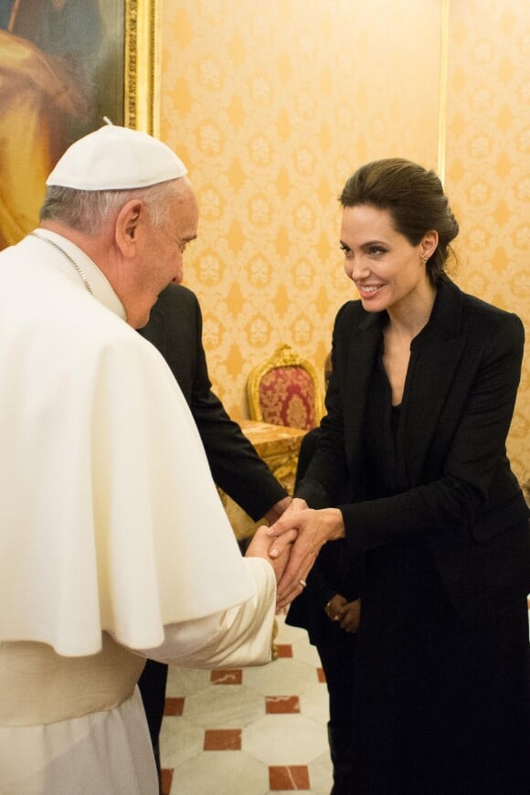 Le Pape François rencontrant Angelina Jolie durant une visite privée au Vatican le 8 janvier 2015