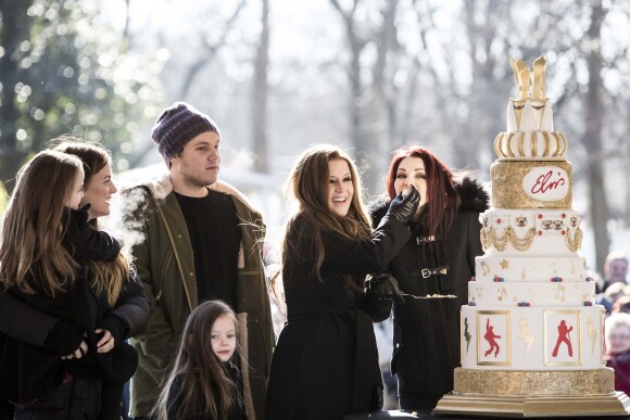 Priscilla Presley, sa fille Lisa Marie Presley et ses petits-enfants célèbrent le 80e anniversaire d'Elvis Presley dans la propriété de Graceland à Memphis, le 8 janvier 2015.