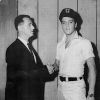 Roger Asquith et Elvis Presley dans les années 1960. Le premier était le correspondant à Hollywood de la presse à scandale britannique.
