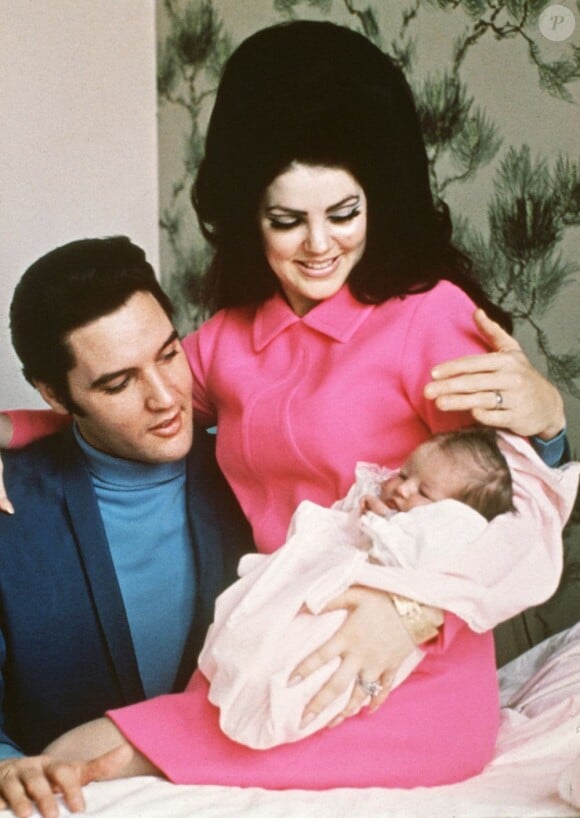 Elvis Presley et Priscilla présentent leur fille Lisa-Marie en 1968.