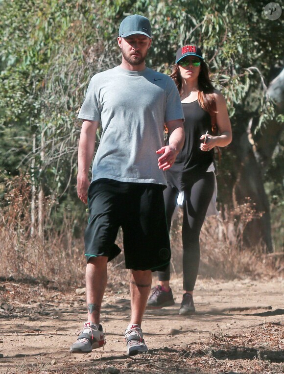 Justin Timberlake et sa femme Jessica Biel sont allés marcher ensemble pour se relaxer à Los Angeles, le 24 octobre 2014. 