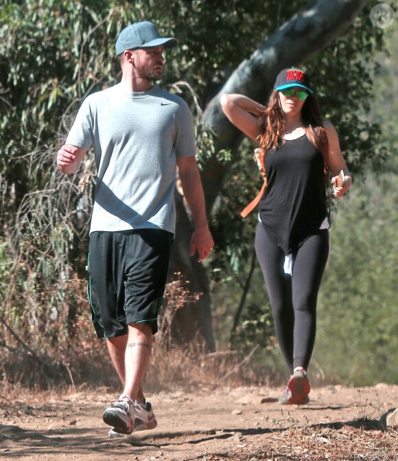  Justin Timberlake et sa femme Jessica Biel sont allés marcher ensemble pour se relaxer à Los Angeles, le 24 octobre 2014. malgré les spéculations sur le couple, ils semblent très heureux de passer ce moment de détente tous les 2. 