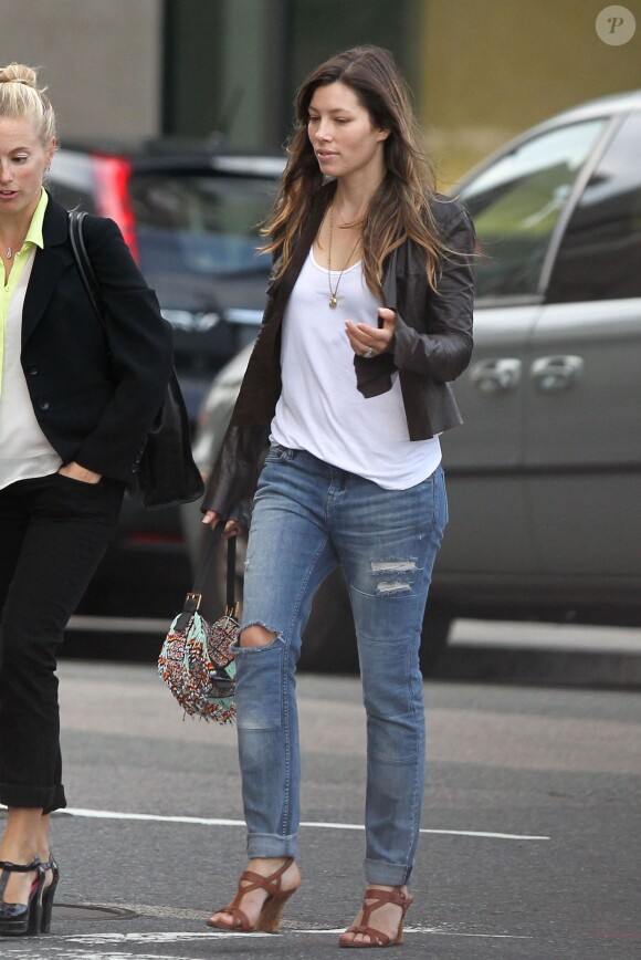Jessica Biel se promene avec une amie a Boston, le 9 aout 2013. 