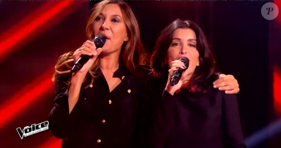 Combat de looks pour les deux ravissantes coachs féminines, Jenifer et Zazie, dans The Voice 4, sur TF1, le samedi 10 janvier 2015