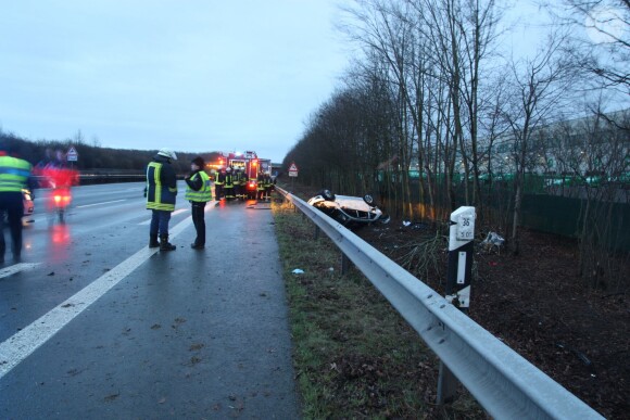 L'accident de voiture dont a été victime Junior Malanda, joueur du VFL Wolfsburg, à Porta Westfalica, en Allemagne, le 10 janvier 2015.
