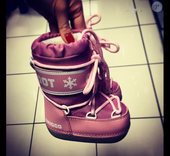 Emilie Nef Naf a reçu une mini paire de Moon Boots. Janvier 2015.