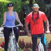 Kelly Brook et son fiancé David McIntosh, très amoureux, font du vélo à Hollywood, le 26 juillet 2014.