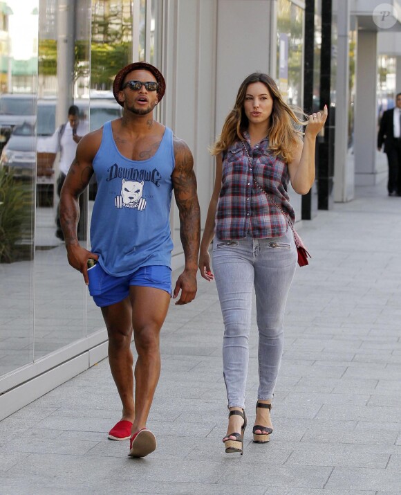 Kelly Brook et son fiancé David McIntosh font du shopping à Beverly Hills, le 18 juillet 2014.