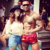 Kelly Brook et David McIntosh réunis au bord d'une psicine à Sydney le 4 janvier 2014.