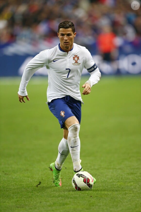 Cristiano Ronaldo, balle au pied lors du match amical France - Portugal au Stade de France, le 11 octobre 2014.