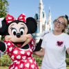 Jamie Lynn Spears pose avec le personnage de Minnie Mouse, à Disney World en Floride, le vendredi 14 août 2014. 