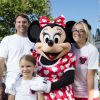 Jamie Lynn Spears, sa fille Maddie et son mari James Watson posent avec le personnage de Minnie Mouse, à Disney World en Floride, le vendredi 14 août 2014.