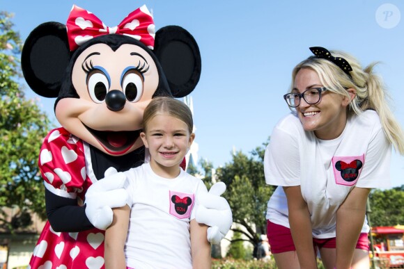 Jamie Lynn Spears et sa fille Maddie posent avec le personnage de Minnie Mouse, à Disney World en Floride, le vendredi 14 août 2014.