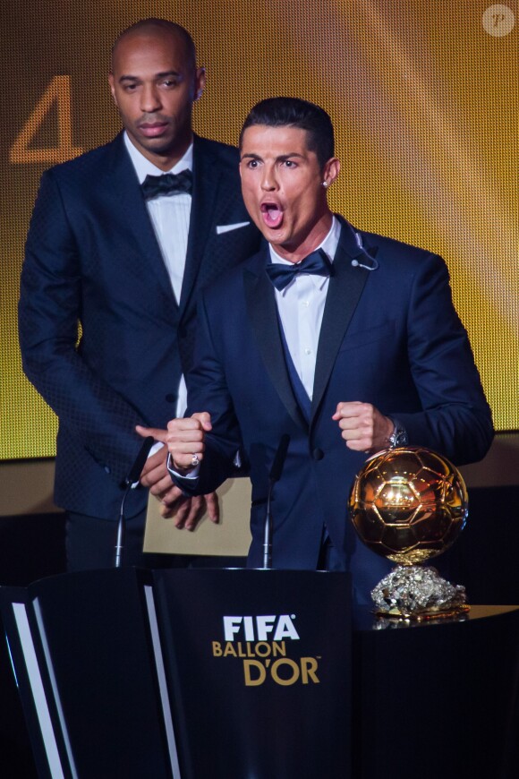 Cristiano Ronaldo auteur d'un mugissement étrange à la fin de la cérémonie du Ballon d'Or 2014 à Zurich, le 12 janvier 2015, sous les yeux de Thierry Henry