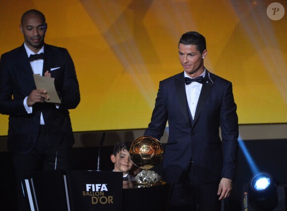 Cristiano Ronaldo et son troisième Ballon d'Or 2014 à Zurich, le 12 janvier 2015, avec Thierry Henry