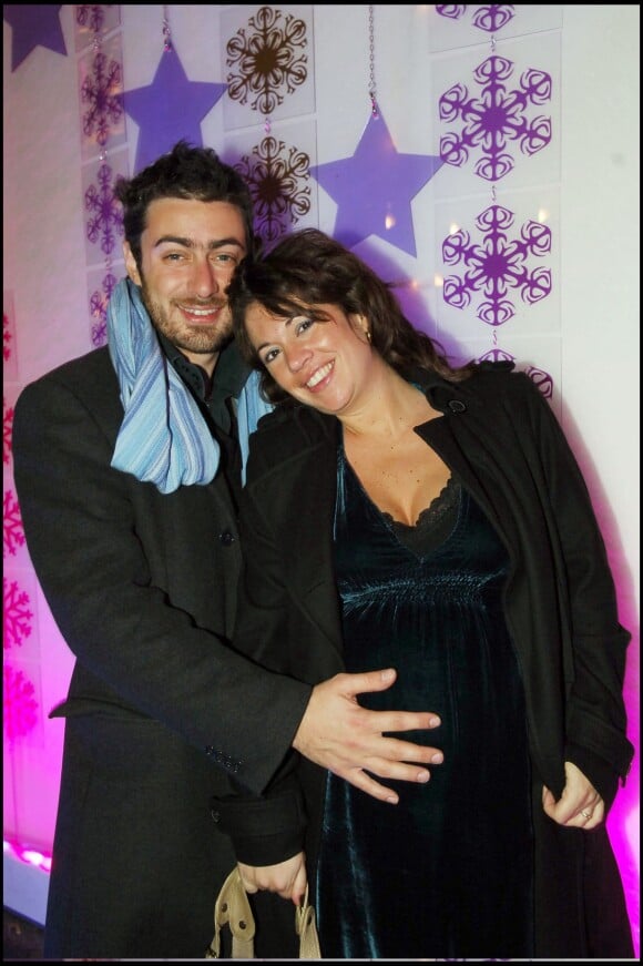 Elsa Wolinski et son compagnon Arnauld Champremier-Trigano lors de la soirée de Noël chez Castel le 14 décembre 2005 à Paris