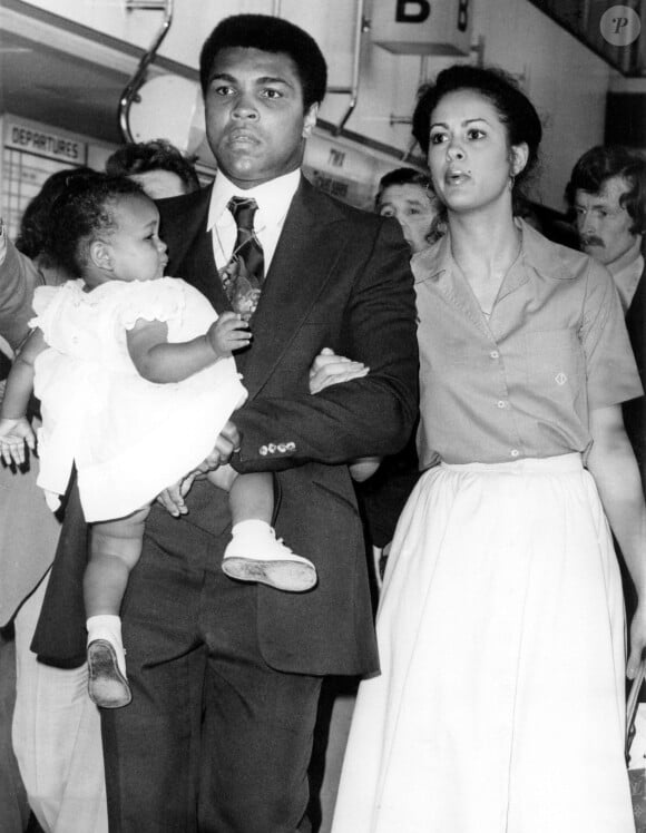 Muhammad Ali et sa femme Veronica avec Hana à Londres le 14 juillet 1977. 