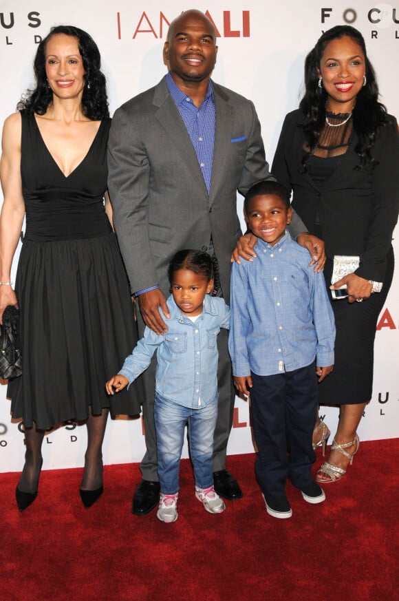 Hana Ali et sa famille lors de la première du film "I Am Ali" àl'ArcLight Cinema de Hollywood le 10 octobre 2014