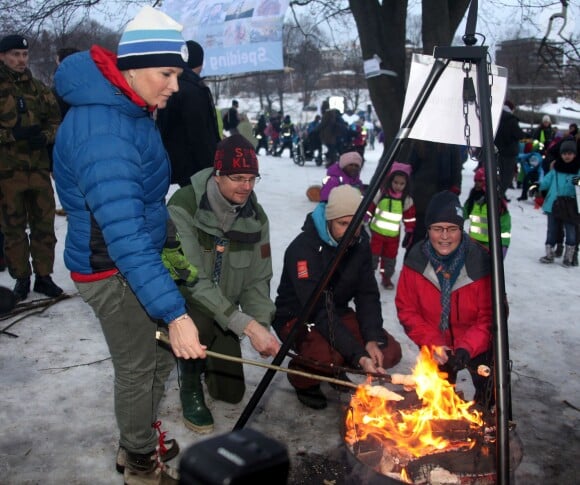 Barbecue au polaire, en voilà une sympathique activité ! Le prince Haakon et la princesse Mette-Marit de Norvège donnaient le coup d'envoi de l'Année 2015 des loisirs en plein air, le 13 janvier 2015 à Oslo.
