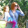 Alyson Hannigan et sa fille Keeva dans un parc le 15 janvier 2015