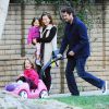 Exclusif - Alyson Hannigan et son mari Alexis Denisof se promènent avec leurs filles Satyana et Keeva à Brentwood Los Angeles, le 27 décembre 2014  