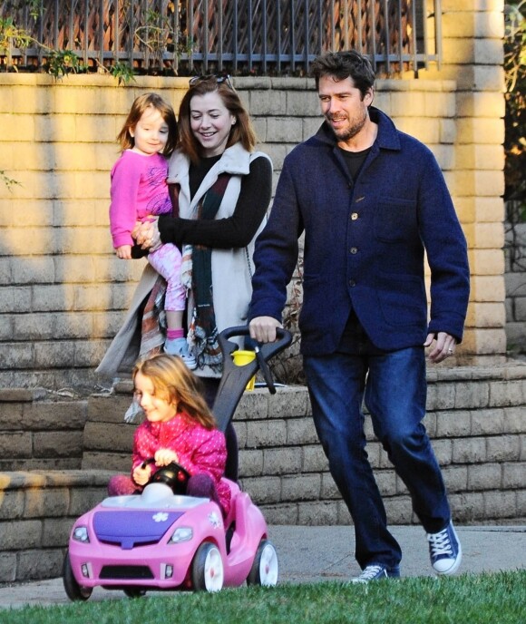 Exclusif - Alyson Hannigan et son mari Alexis Denisof se promènent avec leurs filles Satyana et Keeva à Brentwood Los Angeles, le 27 décembre 2014  