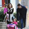 Exclusif - Alyson Hannigan et son mari Alexis Denisof se promènent avec leurs filles à Brentwood Los Angeles, le 27 décembre 2014  