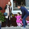 Exclusif - Alyson Hannigan et son mari Alexis Denisof se promènent avec leurs filles Satyana et Keeva à Brentwood Los Angeles, le 27 décembre 2014 