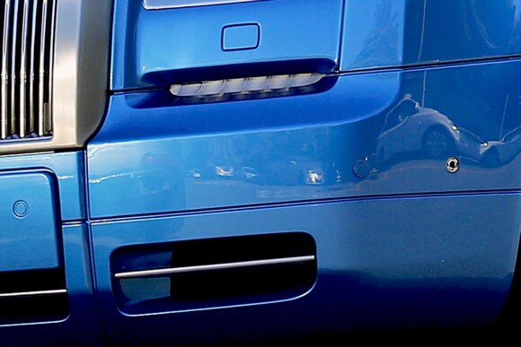 La voiture de Johnny Hallyday, abîmée à l'arrière, à Los Angeles, le 16 janvier 2015.