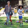 Heidi Klum regarde ses enfants Leni, Henry, Johan et Lou jouer au football, en compagnie de sa mère Erna à Brentwood, le 17 janvier 2015.