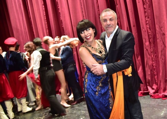 Moment d'émotion entre Carmen Maria Vega et Albert Cohen pour la dernière du spectacle "Mistinguett, reine des années folles" au Casino de Paris, le 18 janvier 2015.
