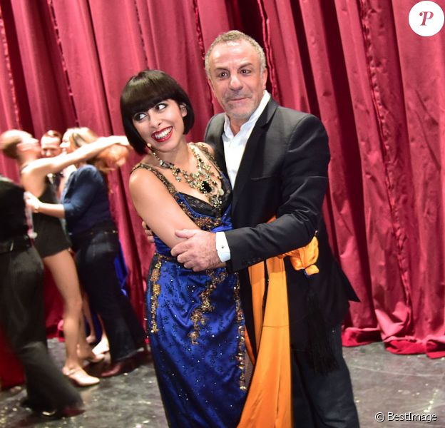Moment d'émotion entre Carmen Maria Vega et Albert Cohen pour la dernière du spectacle "Mistinguett, reine des années folles" au Casino de Paris, le 18 janvier 2015.