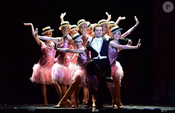 Dernière du spectacle "Mistinguett, reine des années folles" au Casino de Paris, le 18 janvier 2015. La troupe sur scène.