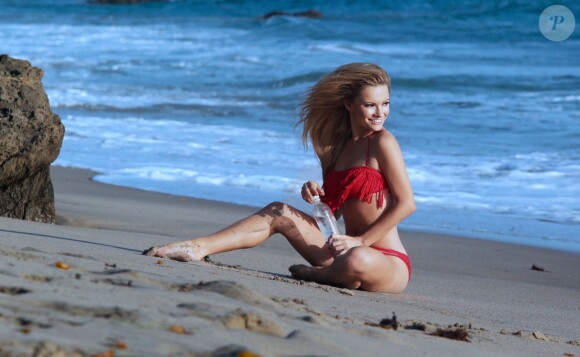Caitlin O'Connor en plein shooting photo pour 138 Water à Pacific Palisades. Le 5 janvier 2015.