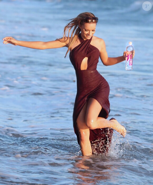 Caitlin O'Connor en pleine séance photo pour la marque 138 Water sur une plage de Malibu, le 23 décembre 2014.