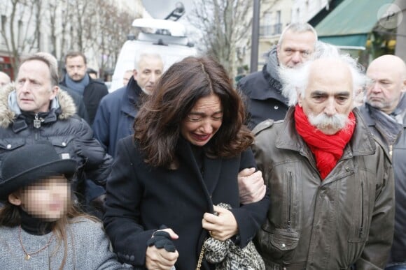 Elsa Wolinski et ses filles Lilah et Bianca lors de la crémation de son père Georges Wolinski, au cimetière du Père-Lachaise à Paris le 15 janvier 2015