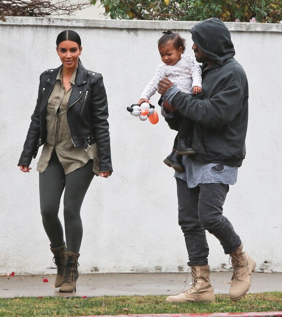 Exclusif - Kim Kardashian, Kanye West et leur fille North se rendent à une fête chez des amis à Brentwood. Los Angeles, le 10 janvier 2015.