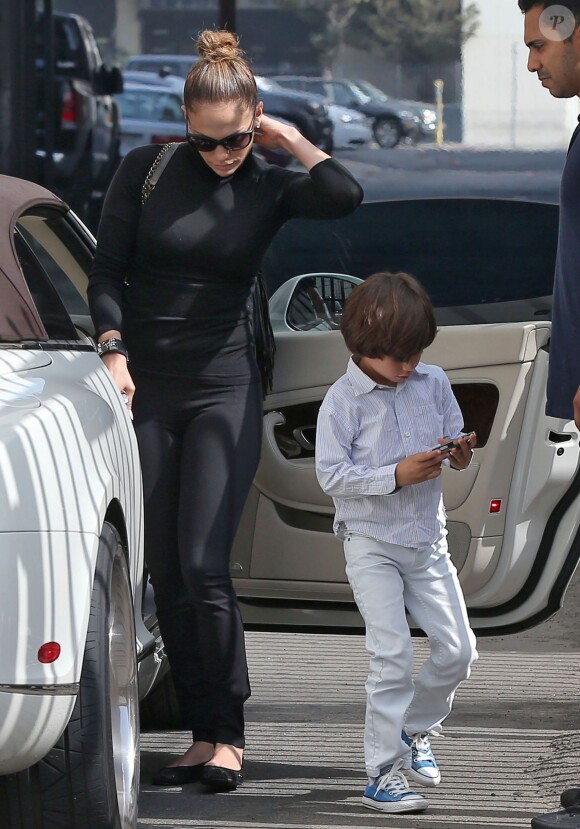 Jennifer Lopez se rend à un évènement avec ses enfants Max et Emme à Los Angeles, le 12 octobre 2014. 