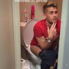 En réponse à la blague de Benoit Dubois, Capucine Anav publie sur Twitter une photo de lui aux toilettes. Janvier 2015.