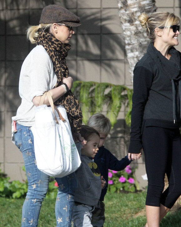 Exclusif - L'actrice Sarah Michelle Gellar et son fils Rocky rencontrent Reese Witherspoon et son fils Tennessee dans la rue à Santa Monica, le 21 janvier 2015.