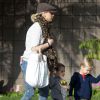 Exclusif - Sarah Michelle Gellar et son fils Rocky rencontrent Reese Witherspoon et son fils Tennessee dans la rue à Santa Monica, le 21 janvier 2015.