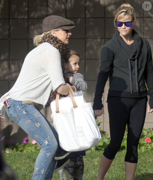 Exclusif - Sarah Michelle Gellar et son fils Rocky rencontrent Reese Witherspoon et son fils Tennessee dans la rue à Santa Monica, le 21 janvier 2015.