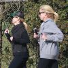 Reese Witherspoon fait du jogging avec une amie à Brentwood, le 21 janvier 2015.