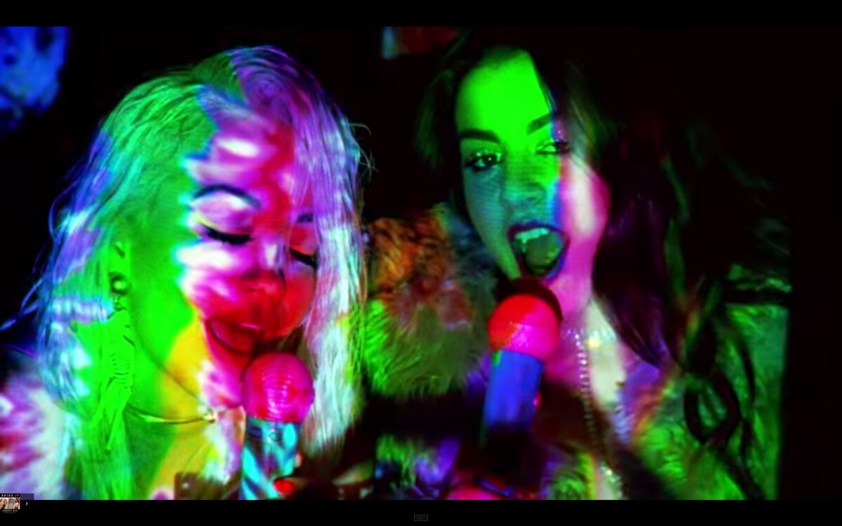 Charli Xcx Doing It Ft Rita Ora Siege Remix Photo : Les chanteuses Charli XCX et Rita Ora dans leur clip Doing it