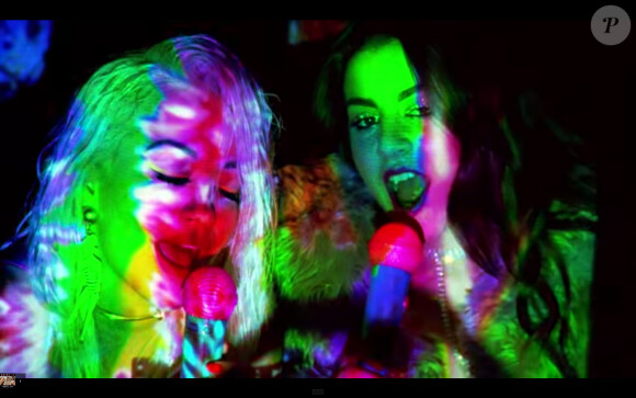 Les chanteuses Charli XCX et Rita Ora dans leur clip Doing it