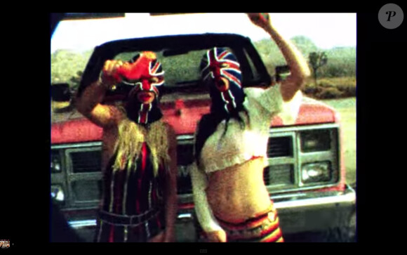 Charli XCX et Rita Ora dans leur clip Doing it : les deux bombes en cavale