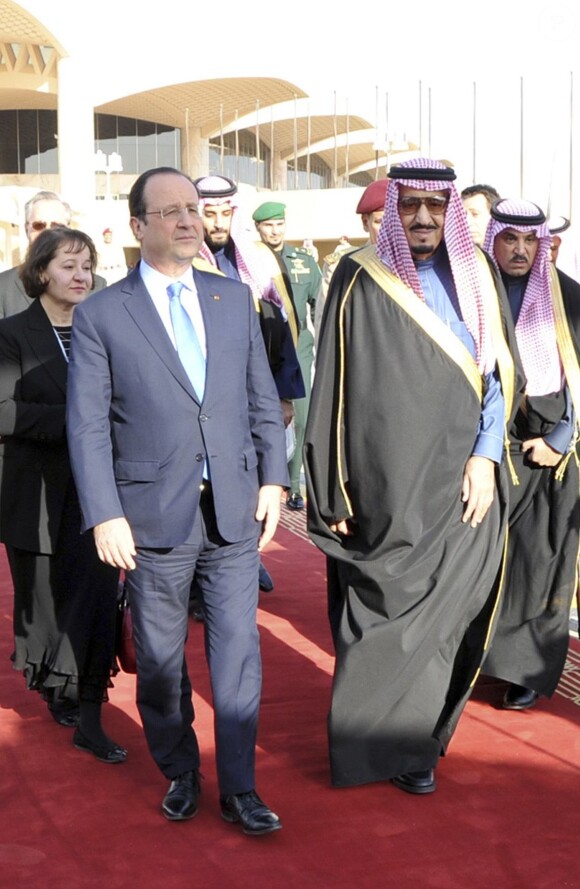 Le prince héritier Salmane d'Arabie saoudite accueillant François Hollande le 29 décembre 2013 à Riyad