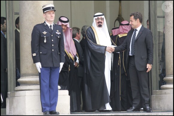 Le roi Abdallah d'Arabie saoudite en juin 2007 à l'Elysée, à Paris, reçu par le président Nicolas Sarkozy